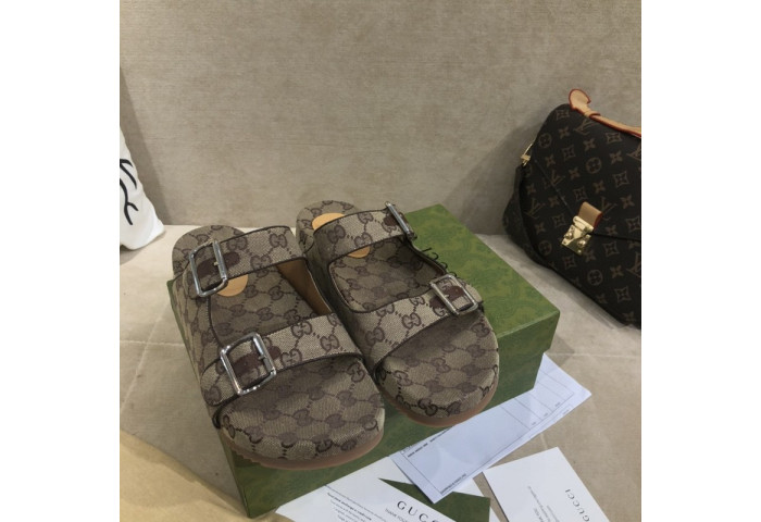 G*u*i sandals