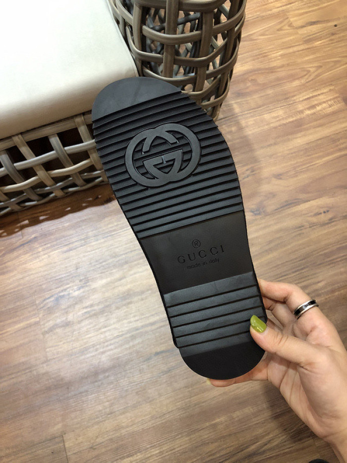 G*u*i sandals