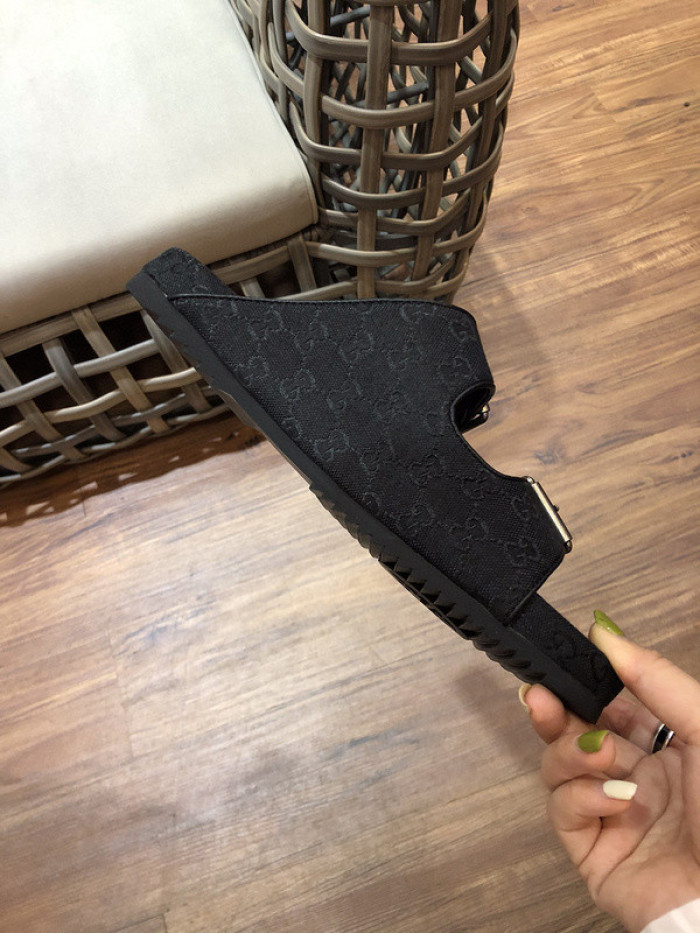 G*u*i sandals