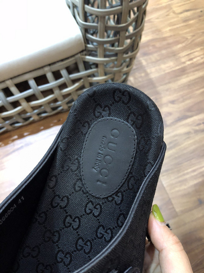 G*u*i sandals