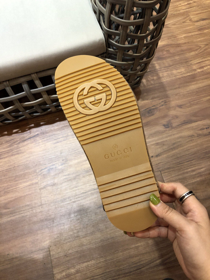G*u*i sandals